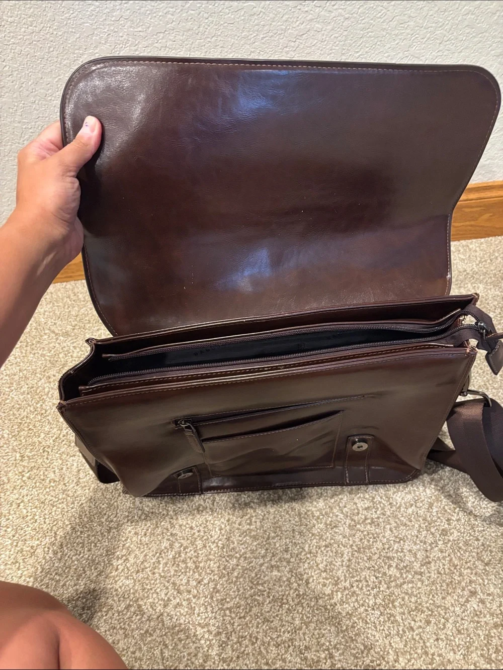 Banuce Leather Messenger Bag - Brown